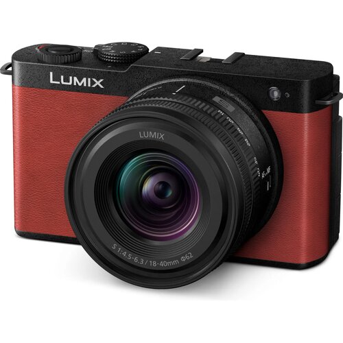 Czerwony aparat bezlusterkowy z czarnymi elementami, na którym widoczne jest logo "LUMIX". Obiektyw ma oznaczenia "S 1:4.5-6.3 / 18-40mm ⌀62".