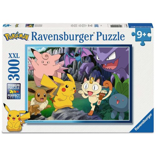 Pudełko puzzli Ravensburger Pokémon zawiera ilustrację z postaciami z serii Pokémon, a na opakowaniu widnieje napis "Ravensburger Puzzle" oraz oznaczenie "300 XXL" i "9+". W dolnym rogu znajduje się logo Pokémon, a na opakowaniu widoczne są także napisy "