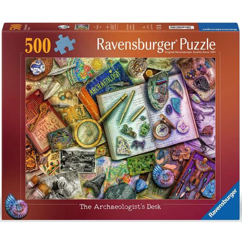 Puzzle przedstawiają kolorową kompozycję przedmiotów związanych z archeologią, w tym książki, notatki, narzędzia i artefakty. Na opakowaniu widnieje napis "500 Ravensburger Puzzle The Archaeologist's Desk".