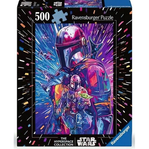 Na zdjęciu znajduje się pudełko puzzli z kolorową ilustracją przedstawiającą postacie z serii "Star Wars", w tym Mandalorianina i małą postać trzymającą w rękach. Na górze widnieje napis "500 Ravensburger Puzzle", a na dole "THE HYPERSPACE COLLECTION STAR