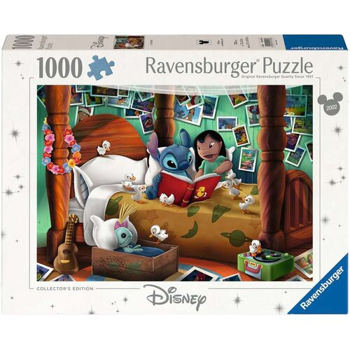 Pudełko puzzli Ravensburger przedstawia scenę z postaciami z "Lilo & Stitch" siedzącymi na łóżku, otoczonymi przez małe białe kaczki, z kolorowymi zdjęciami na ścianie w tle. Na opakowaniu widnieje napis "1000 Ravensburger Puzzle" oraz logo "Disney".