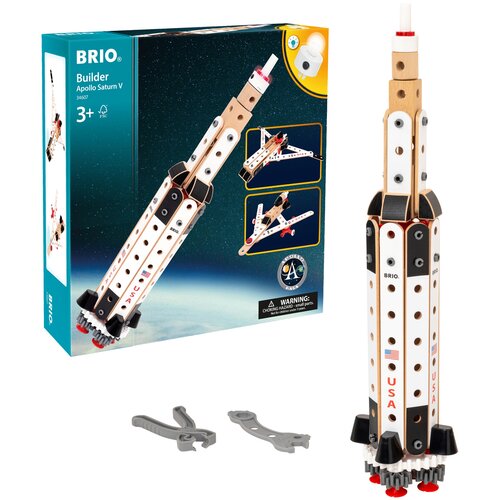 Pudełko z klockami drewnianymi przedstawia rakietę z napisem "BRIO" oraz "USA", a także oznaczenia flagi amerykańskiej. Na opakowaniu widnieje napis "Builder Apollo Saturn V 3460700" oraz ostrzeżenie o małych elementach.