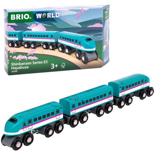 Na zdjęciu widoczny jest model pociągu BRIO World Pociągi Świata Shinkansen, składający się z trzech turkusowych wagonów z czarnymi kołami, umieszczony przed opakowaniem z grafiką krajobrazu i kwiatów. Na opakowaniu znajduje się tekst: "BRIO World", "Shin