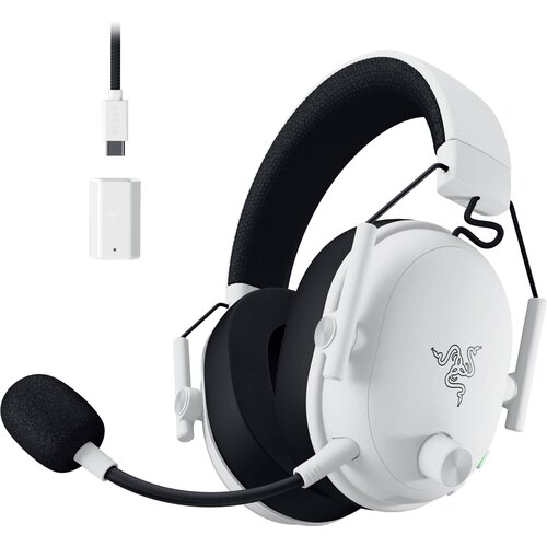Białe, nauszne słuchawki bezprzewodowe z mikrofonem, z widocznym logo Razer na nauszniku. Obok znajduje się biały adapter USB z czarnym kablem.