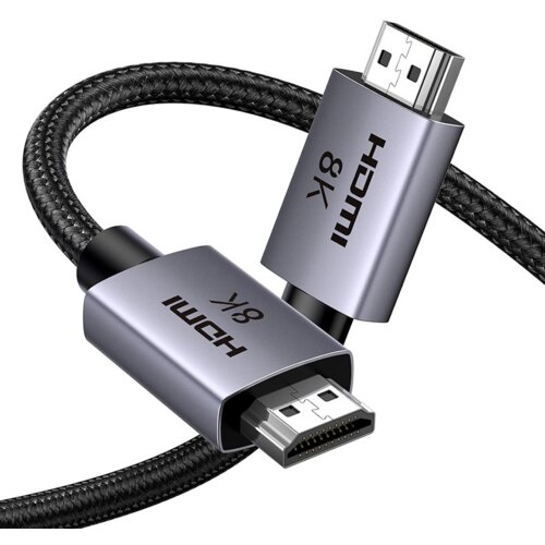 Na zdjęciu widoczny jest czarny kabel HDMI z plecionym oplotem, zakończony dwoma metalicznymi wtykami, na których znajduje się napis "HDMI 8K".
