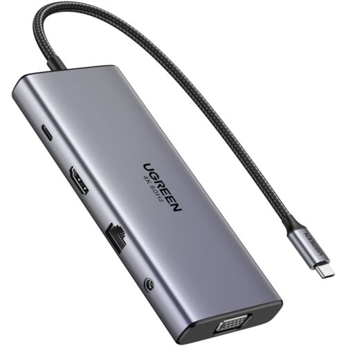 Na zdjęciu widoczny jest hub USB typu C w metalicznej obudowie z kilkoma portami, w tym HDMI, Ethernet i VGA, oraz z krótkim kablem zakończonym wtykiem USB-C. Na obudowie znajduje się logo "UGREEN 4K 60Hz".