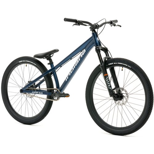 Granatowo-biały rower górski z napisem "indiana" na ramie, wyposażony w grube opony z napisem "CST All-Terrain" oraz hamulce tarczowe. Na ramie widoczny jest również napis "Jump 3.0".