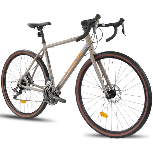 Brązowo-pomarańczowy rower gravel z kierownicą typu baranek, wyposażony w hamulce tarczowe i przerzutki, stoi na białym tle. Na ramie widoczny jest napis "INDIANA".