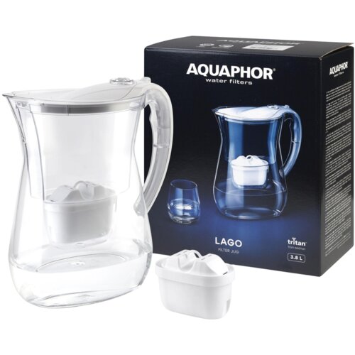 Przezroczysty dzbanek filtrujący z białym wkładem jest ustawiony obok opakowania z napisem "AQUAPHOR water filters LAGO FILTER JUG tritan from eastman 3.8 L". Przed dzbankiem leży dodatkowy biały wkład filtrujący.