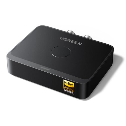 Czarny adapter Bluetooth z napisem "UGREEN" na górze oraz przyciskiem centralnym. Na boku urządzenia znajduje się żółto-czarna naklejka z napisem "Hi-Res Audio Wireless".