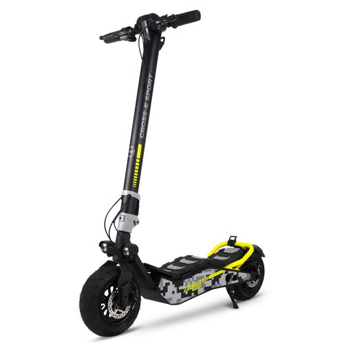 Czarno-żółta hulajnoga elektryczna z napisem "CROSS-E SPORT" na kierownicy i "SCRAMBLER" na boku podestu. Hulajnoga ma duże, terenowe opony i nowoczesny design z elementami w stylu kamuflażu.