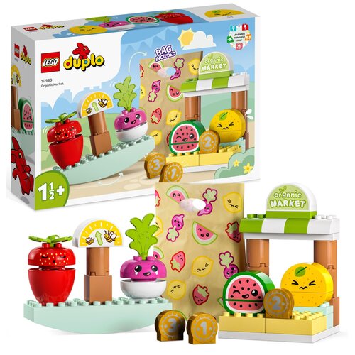 Zestaw LEGO 10983 DUPLO Ryneczek bio przedstawia kolorowe klocki w kształcie owoców i warzyw oraz stragan z napisem "organic MARKET". Na opakowaniu widnieje logo LEGO, napis "duplo", oznaczenie wiekowe "1½+" oraz informacja "BAG INCLUDED".