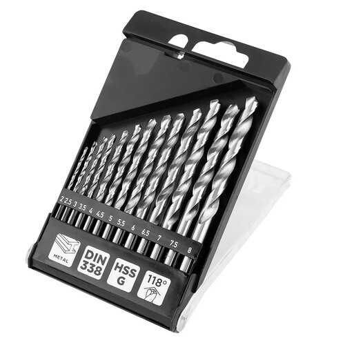 Zestaw wierteł GRAPHITE 54T940 zawiera 13 sztuk wierteł umieszczonych w czarnym opakowaniu z przezroczystą pokrywą, z oznaczeniami rozmiarów od 2,5 do 8 mm. Na opakowaniu widoczne są symbole: "METAL", "DIN 338", "HSS G" oraz "118°".