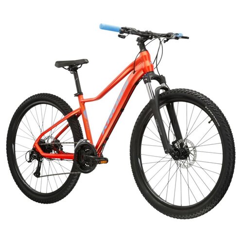Na zdjęciu znajduje się rower górski MTB w kolorze niebiesko-pomarańczowym z napisem "KROSS" na ramie. Rower ma grube opony, amortyzowany widelec i niebieskie chwyty kierownicy.