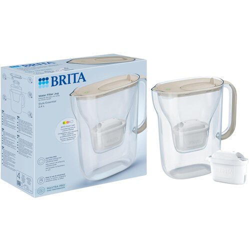 Na zdjęciu znajduje się dzbanek filtrujący BRITA Style Essential Piaskowy o pojemności 2,4 litra, wraz z wkładem Maxtra Pro Pure Performance, obok opakowania z logo BRITA. Opakowanie zawiera szczegółowe informacje o produkcie, w tym opis technologii filtr