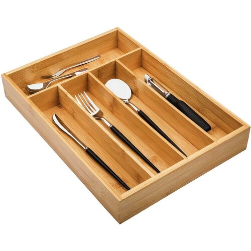 Drewniany organizer na sztućce z pięcioma przegródkami, w których znajdują się różne sztućce i obieraczka do warzyw. Produkt wykonany z jasnego drewna, z widocznymi naturalnymi słojami.