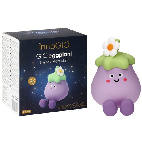 Pudełko z napisem "innoGIO GIOeggplant Silicone Night Light" oraz ilustracją fioletowej lampki w kształcie bakłażana z zielonym kapeluszem i kwiatkiem. Obok znajduje się rzeczywista lampka o tym samym wyglądzie, z uśmiechniętą buzią i różowymi policzkami.