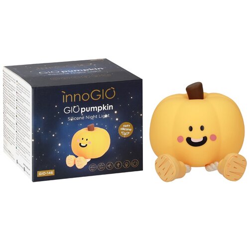 Na zdjęciu znajduje się lampka nocna w kształcie dyni z uśmiechniętą buzią oraz opakowanie z napisem "innoGIO GIOpumpkin Silicone Night Light" i oznaczeniem "soft silicone". Na opakowaniu widoczne są również ikony oraz numer produktu "GIO-146".