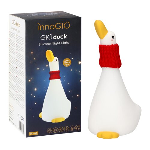 Na zdjęciu znajduje się lampka nocna w kształcie kaczki z żółtym dziobem i stopami oraz czerwonym szalikiem, obok której stoi pudełko z napisem "innoGIO GIOduck Silicone Night Light". Na pudełku widnieje również oznaczenie "soft silicone" oraz kod produkt