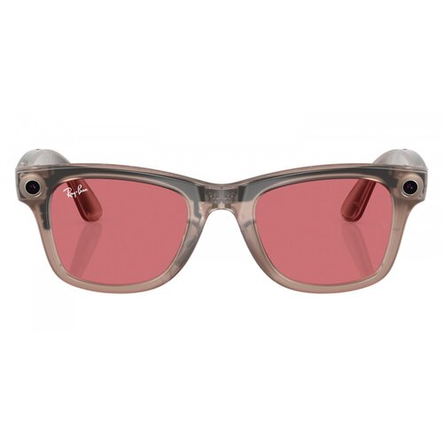 Przeźroczyste okulary przeciwsłoneczne z różowymi soczewkami i delikatnym, ciepłym odcieniem oprawek. Na lewej soczewce widoczne jest białe logo "Ray-Ban".