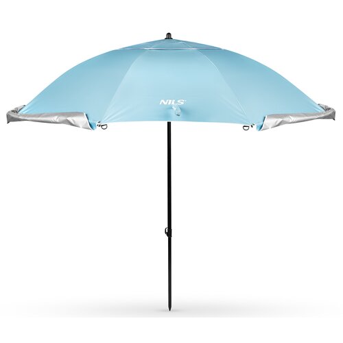 Niebieski parasol plażowy z logo "NILS" na środku czaszy, posiada srebrne wykończenia na krawędziach. Parasol jest rozłożony, a jego czarny trzon jest widoczny na całej długości.