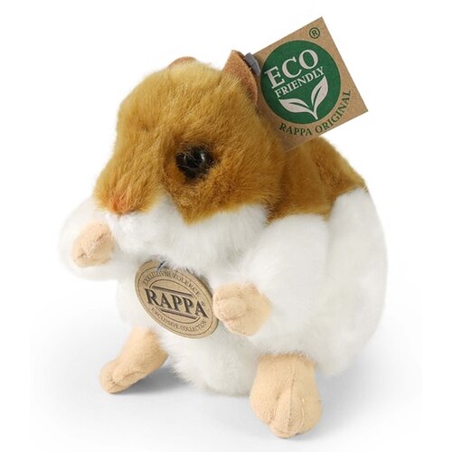 Pluszowa maskotka przedstawiająca chomika z brązowo-białym futerkiem, z metką "ECO FRIENDLY RAPPA ORIGINAL" oraz okrągłym emblematem z napisem "RAPPA EKSKLUZYWNA KOLEKCJA".