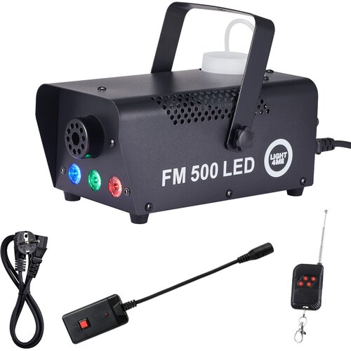 Czarna wytwornica dymu z napisem "FM 500 LED" i logo "LIGHT4ME" posiada trzy kolorowe diody LED: niebieską, zieloną i czerwoną. Obok urządzenia znajdują się przewód zasilający, pilot zdalnego sterowania oraz przewód z włącznikiem.