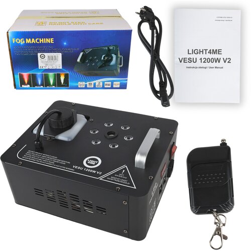 Na zdjęciu znajduje się wytwornica dymu z napisem "LIGHT4ME VESU 1200W V2" oraz pilot zdalnego sterowania, kabel zasilający, instrukcja obsługi i pudełko z napisem "FOG MACHINE". Pudełko przedstawia zdjęcie urządzenia oraz kolorowe efekty świetlne, a takż
