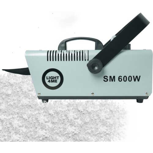 Na zdjęciu znajduje się wytwornica śniegu z napisem "LIGHT4ME" oraz "SM 600W" na obudowie. Urządzenie jest w kolorze szarym, z czarnym uchwytem i widocznym otworem, z którego wydobywa się sztuczny śnieg.