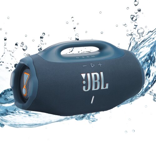 Niebieski głośnik mobilny z logo "JBL" na boku, otoczony rozpryskującą się wodą. Na górze głośnika widoczne są przyciski sterujące.