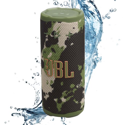 Cylindryczny głośnik mobilny w kolorze moro z widocznym logo "JBL" na przedniej części, otoczony rozpryskującą się wodą. Na górze głośnika znajdują się przyciski sterujące.