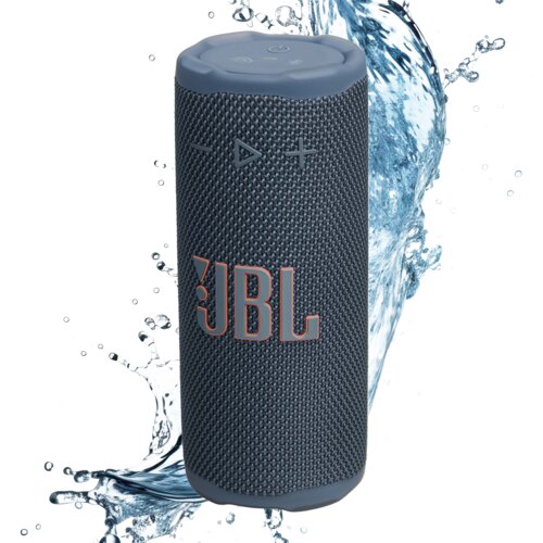 Niebieski głośnik mobilny z widocznym logo "JBL" na siatkowej powierzchni, otoczony rozpryskującą się wodą. Na górze głośnika znajdują się przyciski sterujące w kształcie minus, trójkąta i plusa.