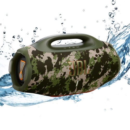 Głośnik mobilny w kolorze moro z widocznym logo "JBL" na tle rozpryskującej się wody. Produkt ma uchwyt na górze i wyraźne oznaczenia na bocznej części.