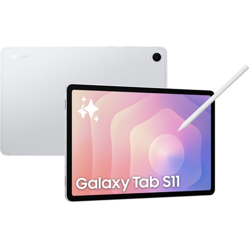 Na zdjęciu widoczny jest srebrny tablet z napisem "Galaxy Tab S11" na ekranie, obok którego znajduje się biały rysik. W tle widać tylną część tabletu z logo "SAMSUNG" i aparatem.