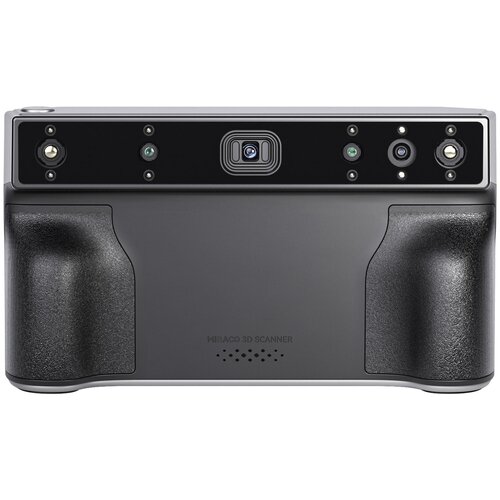 Skaner 3D z widocznymi elementami optycznymi i uchwytami po obu stronach, na obudowie znajduje się napis "MIRACO 3D SCANNER". Urządzenie ma nowoczesny design z ciemnym panelem przednim i metalicznymi elementami.
