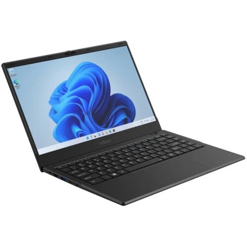 Na zdjęciu widoczny jest otwarty laptop z czarną obudową, na ekranie którego wyświetlany jest pulpit systemu Windows z charakterystyczną niebieską tapetą. Na dolnej ramce ekranu znajduje się logo "MAXCOM".