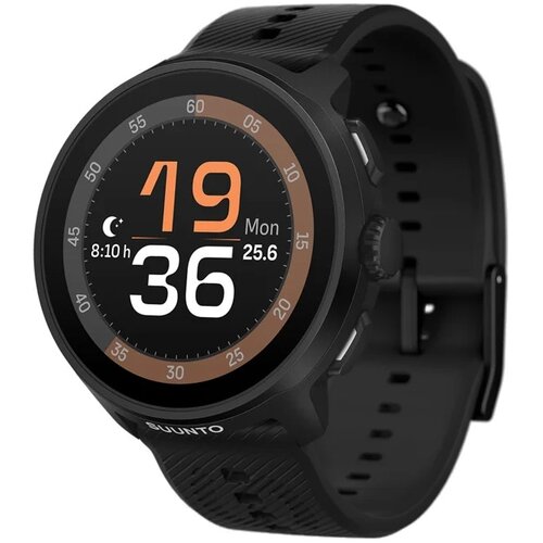 Czarny smartwatch z silikonowym paskiem, na którego okrągłym wyświetlaczu widoczna jest godzina 19:36, data 25.6 oraz symbol księżyca z napisem "8:10 h". Na obudowie zegarka znajduje się logo "SUUNTO".