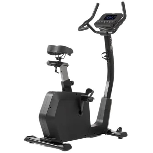 Na zdjęciu znajduje się czarny rower elektromagnetyczny z wyświetlaczem i ergonomicznym siodełkiem. Na ramie roweru widoczny jest napis "HAMMER".