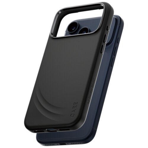 Czarne etui na telefon z widocznymi przyciskami bocznymi i dużym otworem na aparat, na którym znajduje się napis "CARE" oraz "by PanzerGlass". W tle widać fragment telefonu z trzema obiektywami aparatu.