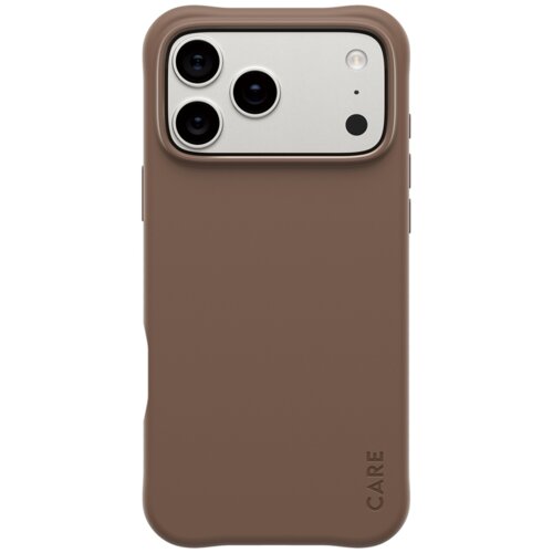 Brązowe etui na telefon z trzema wycięciami na aparaty i napisem "CARE" w dolnej części. Produkt jest przeznaczony do Apple iPhone 17 Pro Max i posiada funkcję MagSafe.