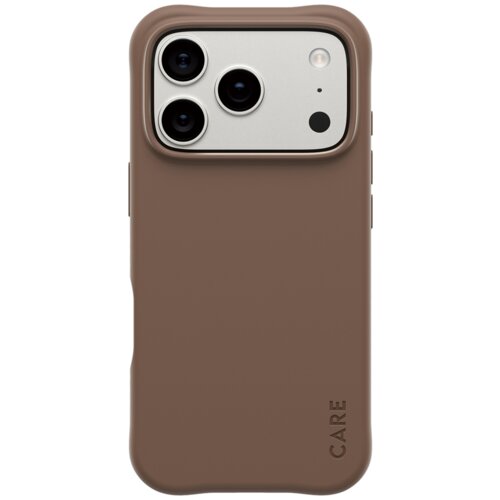 Brązowe etui na telefon z trzema wycięciami na aparaty oraz napisem "CARE" w dolnej części. Produkt jest przeznaczony do modelu Apple iPhone 17 Pro i posiada funkcję MagSafe.