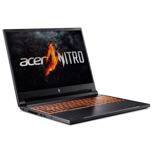 Laptop z podświetlaną na pomarańczowo klawiaturą, na ekranie widoczne jest logo "acer NITRO" z płomieniem w tle. Obudowa jest ciemna, a na boku znajdują się różne porty.