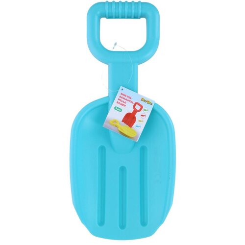 Niebieska plastikowa łopatka do piasku z dużym uchwytem, na której zawieszona jest etykieta z napisem "Shovel, Schaufel, Pelle, Schep" oraz logo "Eddy Toys". Etykieta przedstawia również obrazki łopatek w kolorach czerwonym i żółtym.