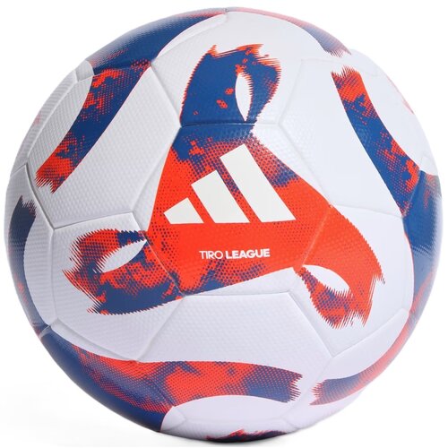 Na zdjęciu widoczna jest piłka nożna z białą powierzchnią ozdobioną niebiesko-czerwonymi wzorami. Na piłce znajduje się logo "ADIDAS" oraz napis "TIRO LEAGUE".