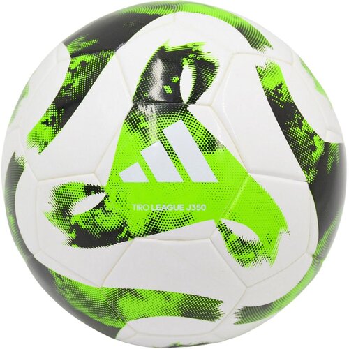 Na zdjęciu znajduje się piłka nożna z białymi panelami i zielono-czarnymi wzorami. Widoczne są napisy: "ADIDAS" oraz "TIRO LEAGUE J350".