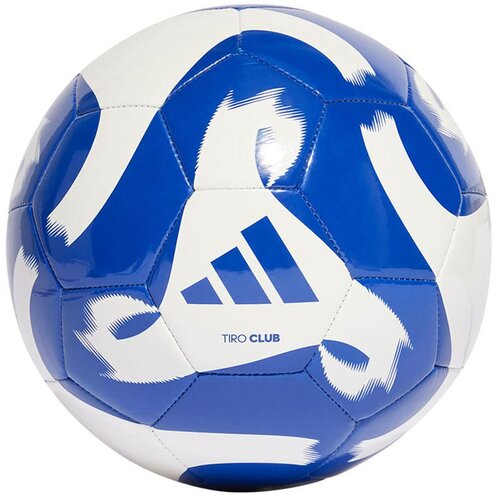 Na zdjęciu znajduje się piłka nożna w kolorze niebiesko-białym z widocznym logo "ADIDAS" oraz napisem "TIRO CLUB". Piłka ma wzór z dynamicznymi, białymi pociągnięciami na niebieskim tle.