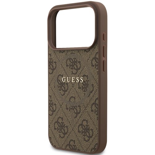 Brązowe etui na telefon z teksturą w drobny wzór i dużym wycięciem na aparat, ozdobione napisem "GUESS" na środku. Po bokach znajdują się przyciski, a całość ma elegancki, klasyczny wygląd.