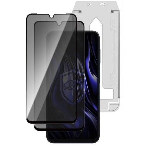 Na zdjęciu widoczne są dwa przezroczyste szkła ochronne na ekran telefonu, jedno z nich jest nałożone na smartfon z ciemnym, abstrakcyjnym tłem. W tle znajduje się biały szablon montażowy z wycięciami.