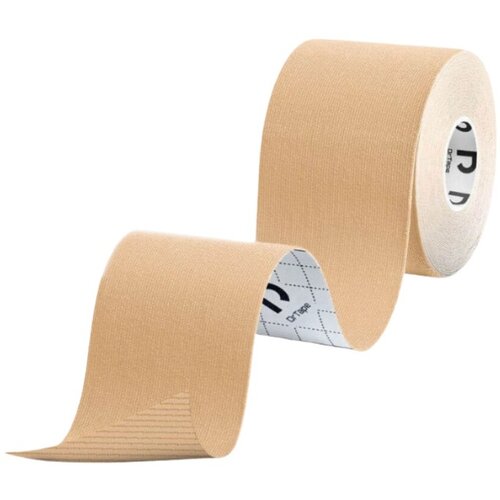 Beżowa taśma kinezjologiczna o wymiarach 5 x 500 cm jest rozwinięta, ukazując wewnętrzną stronę z nadrukiem w kratkę i logo "DRTAPE".