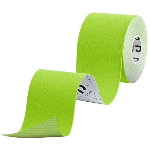 Zielona taśma kinezjologiczna o szerokości 5 cm i długości 500 cm, rozwinięta w sposób ukazujący jej elastyczność, z widocznym logo "DRTAPE" na wewnętrznej stronie. Taśma ma teksturowaną powierzchnię i jest częściowo odwinięta, ukazując białą podkładkę z 